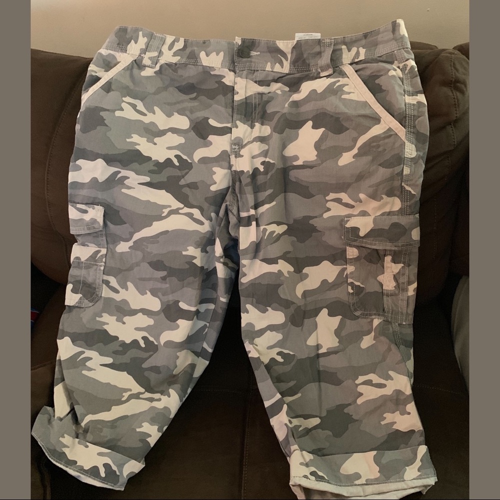 SZ 16 CARHARTT CAMO CAPRIS WORN ONCE